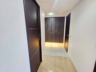 【玄関】 | ロイヤルグラン逆瀬川 | 空間を広く見せ、すっきりとした印象のフロートタイプのシューズボックス