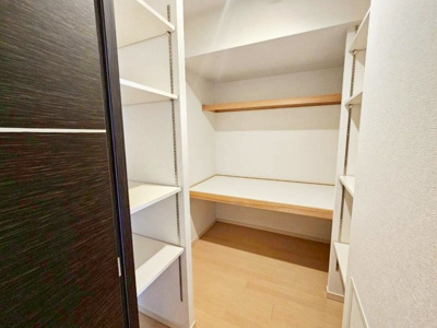 【収納】 | ロイヤルグラン逆瀬川 | 玄関に1.5帖の収納があり、スーツケース、スキーや釣りなど趣味の道具もたっぷり収納できます
