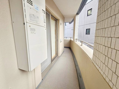 【バルコニー】 | ロイヤルグラン逆瀬川 | 22.11平米の2面バルコニーのため、明るく風通しのよい住まい