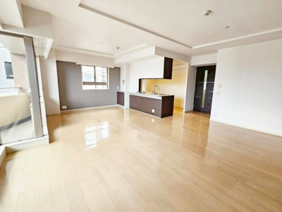 【居間・リビング】 | ロイヤルグラン逆瀬川 | 阪急逆瀬川駅徒歩3分、車庫権利付き！2025年12月一部リフォーム済の綺麗な住まい