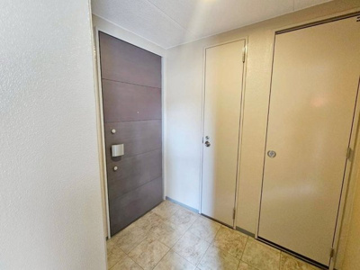 【玄関】 | ロイヤルグラン逆瀬川 | 便利なトランクルーム付き