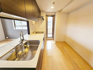 【キッチン】 | ロイヤルグラン逆瀬川 | キッチンに勝手口があり、明るく開放的。広めの調理スペースは、女性に嬉しいポイントです