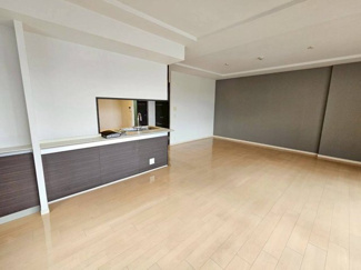 【居間・リビング】 | ロイヤルグラン逆瀬川 | 料理をしながらリビングで遊ぶお子様の様子を見守ることができる対面式キッチン