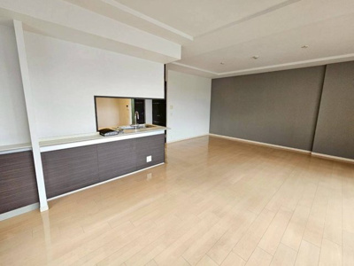 【居間・リビング】 | ロイヤルグラン逆瀬川 | 料理をしながらリビングで遊ぶお子様の様子を見守ることができる対面式キッチン