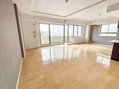 【居間・リビング】 | ロイヤルグラン逆瀬川 | 南東向きバルコニーに面した25帖の広々リビング。2面彩光のため、陽当たり・通風良好