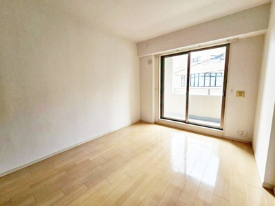 【洋室】 | ロイヤルグラン逆瀬川 | 7.5帖の洋室はバルコニー付きの明るいお部屋