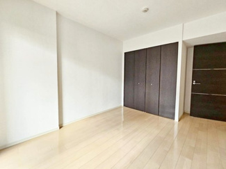 【洋室】 | ロイヤルグラン逆瀬川 | 豊富な収納力のあるクローゼット