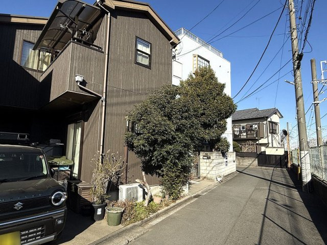 【前面道路含む現地写真】 | 朝霞市本町2丁目　中古一戸建住宅（朝霞店） | 2026年月撮影
小学校徒歩6分！お子様の登下校も安心です◎
徒歩圏内に生活利便施設が充実したエリアです。