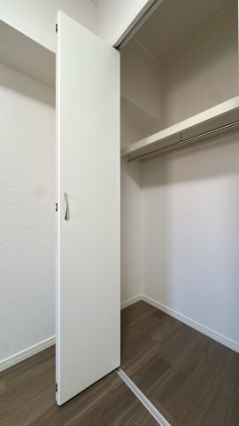 【収納】 | チサンマンション小笹☆仲介手数料無料☆ | 限られた空間を最大限に活用できる機能的な収納設計。大型の荷物もスッキリ収まるため、居住スペースを広く、ゆとりを持って自由にお使いいただけます。