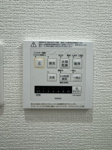 【設備】 | チサンマンション小笹☆仲介手数料無料☆ | 【浴室換気乾燥機付き】天候を気にせずお洗濯が可能。清潔感溢れるバスルームで、一日の疲れをゆったりと癒やせます。日々のメンテナンスもしやすい仕様です。