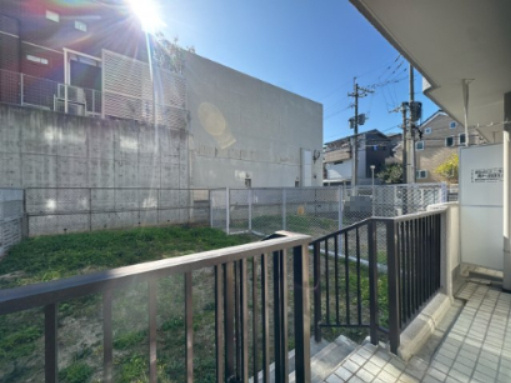【庭】 | チサンマンション小笹☆仲介手数料無料☆ | ちょっとした外遊びのスペースに最適な専用庭付き。階下への足音を気にする必要がない住戸ならではの安心感と、のびのびとした暮らしを叶える住環境です。