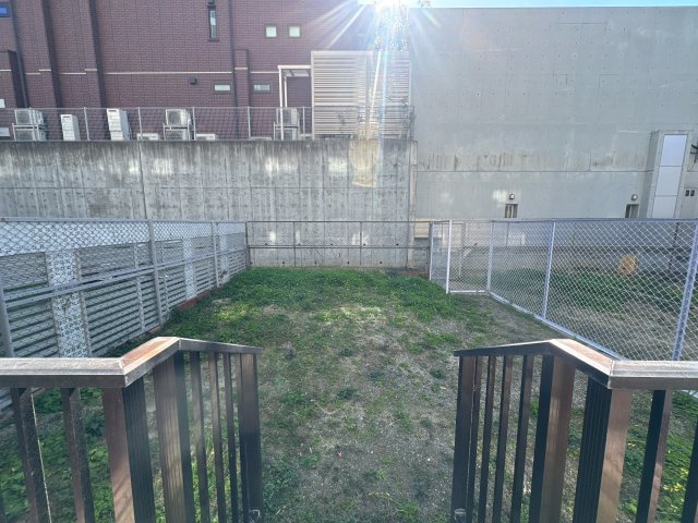 【その他】 | チサンマンション小笹☆仲介手数料無料☆ | ガーデニングや家庭菜園、お天気の良い日のティータイムなど、おうち時間を豊かに彩る専用庭。マンションの利便性を享受しながら、戸建てのような開放感と四季の移ろいを感じられる特別な空間です。