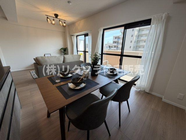 ダイアパレス樟葉の居間・リビング|LDK16.3帖
■物件内覧・資金計画相談・住宅ローン相談、リフォーム相談、お問合せ受付中■
※当日・翌日のご内覧、ご相談はお電話でのお問合せがスムーズです！