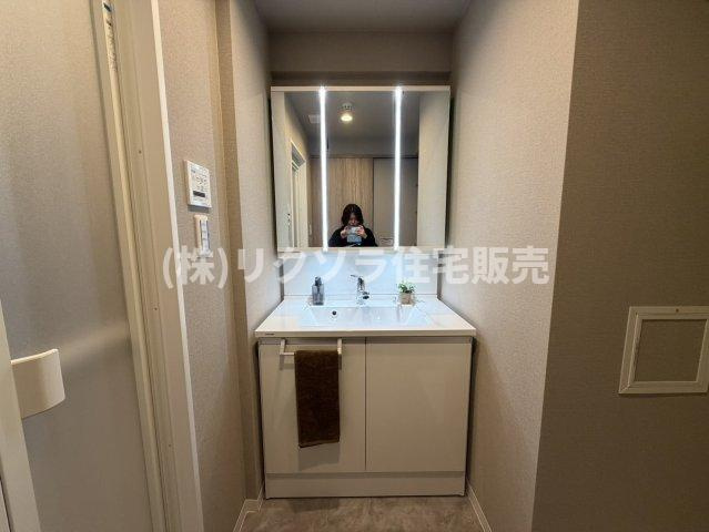 ダイアパレス樟葉の独立洗面台|センターライト付き独立洗面台
■物件内覧・資金計画相談・住宅ローン相談、リフォーム相談、お問合せ受付中■
※当日・翌日のご内覧、ご相談はお電話でのお問合せがスムーズです！