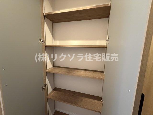 ダイアパレス樟葉の収納|可動棚付き廊下収納
■物件内覧・資金計画相談・住宅ローン相談、リフォーム相談、お問合せ受付中■
※当日・翌日のご内覧、ご相談はお電話でのお問合せがスムーズです！