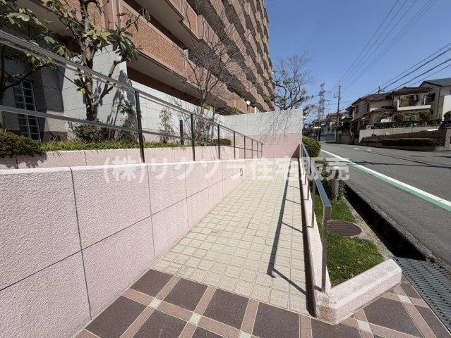 ダイアパレス樟葉の現況写真|エントランス前スロープ
■物件内覧・資金計画相談・住宅ローン相談、リフォーム相談、お問合せ受付中■
※当日・翌日のご内覧、ご相談はお電話でのお問合せがスムーズです！