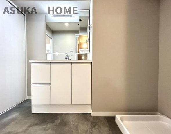 第2大船パークタウンD棟の独立洗面台|スピーディーに支度が出来る空間で収納も充実してます。