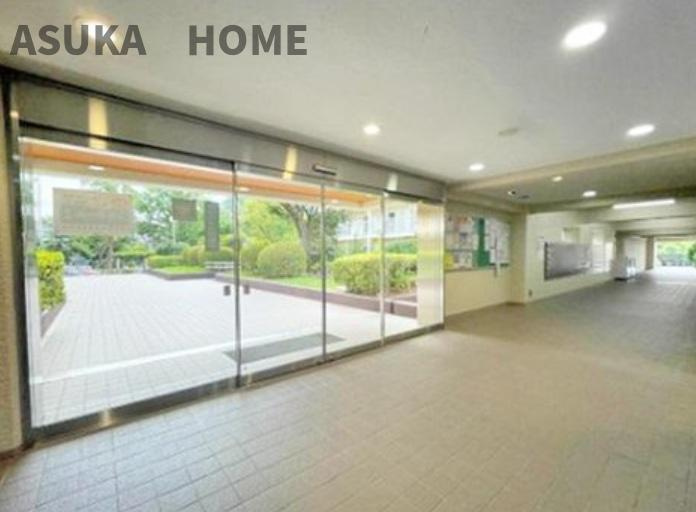 第2大船パークタウンD棟のエントランス|ゆったりとして開放感のあるエントランスは安らぎの空間ですね。