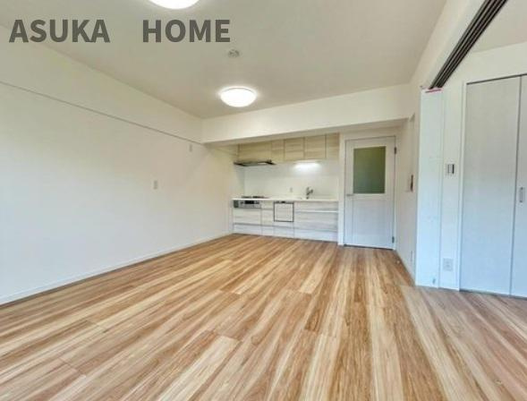 第2大船パークタウンD棟の居間・リビング|陽当たりの良いリビングです♪隣室の扉を開放することも出来ます。