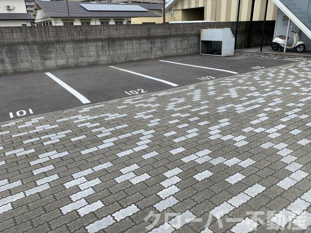 フロイデハイツの駐車場