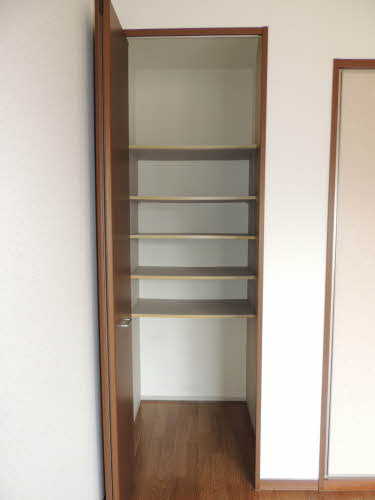 ファミーユ島町 Ｂ棟 ＊＊の収納