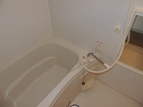 ファミーユ島町 Ｂ棟 ＊＊の浴室