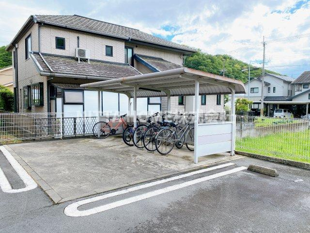 ドゥ　メゾンＢのエントランス|屋根付きの駐輪場は無料で使用ＯＫ★