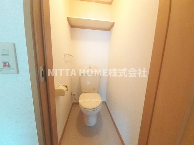 ドゥ　メゾンＢのトイレ|落ち着いたトイレスペース＊収納棚も便利です◎