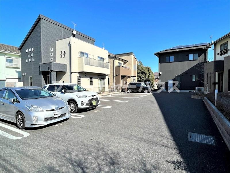 セージ・ブルーの駐車場