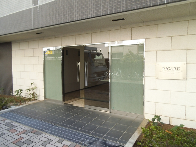 リガーレ浮間公園のエントランス|スタイリッシュなエントランスです。