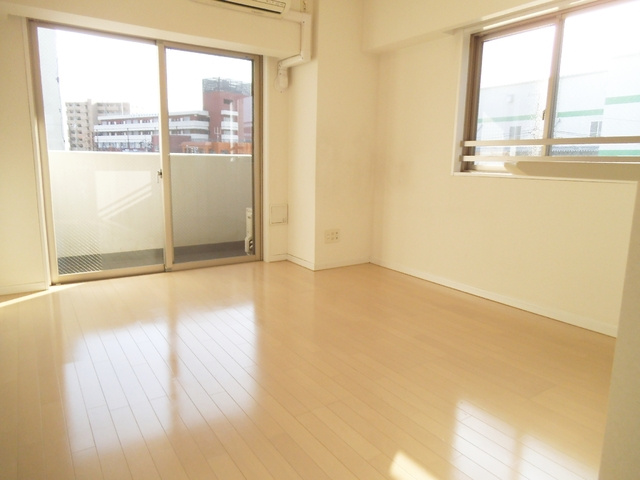 リガーレ浮間公園の居間・リビング|リビングは南西向きで日当たり良好☆