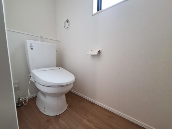 今津留2丁目1期1号棟のトイレ|シンプルなデザインのトイレでお手入れがしやすい空間です。明るい内装と床材が落ち着いた雰囲気を演出しています。換気もしやすい窓付きで快適にご利用いただけます。