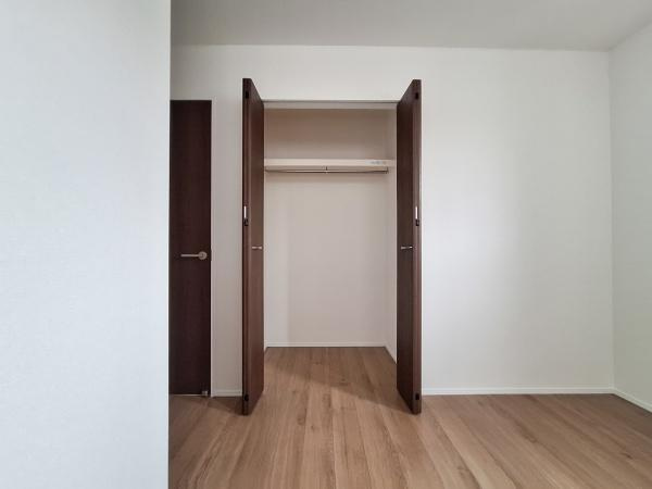 今津留2丁目1期1号棟の収納|しっかりと奥行きのあるクローゼットです。シンプルなデザインで使い勝手も良好です。ドアの色味が室内の雰囲気を引き締め、空間をすっきりと見せてくれます。