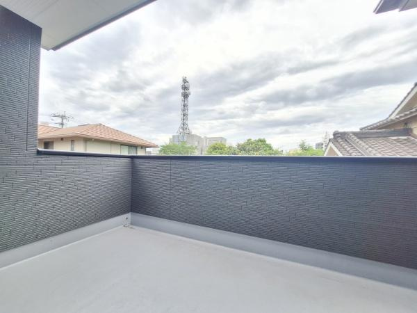 今津留2丁目1期1号棟のバルコニー|開放感のあるバルコニーで広々とした空間が特徴です。壁に高さがありプライバシーにも配慮されており、安心して周囲の景色を楽しめます。屋根付きなので天候の影響も受けにくいです。
