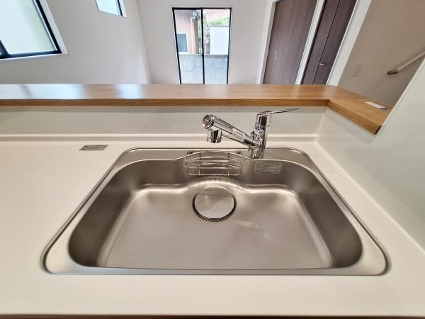 今津留2丁目1期1号棟のキッチン|シンプルなデザインのシンクが備わったキッチンです。広めの作業スペースが確保されており快適に使えます。水栓も扱いやすく日々の家事がスムーズに進みます。キッチンカウンターも便利に活用できます。