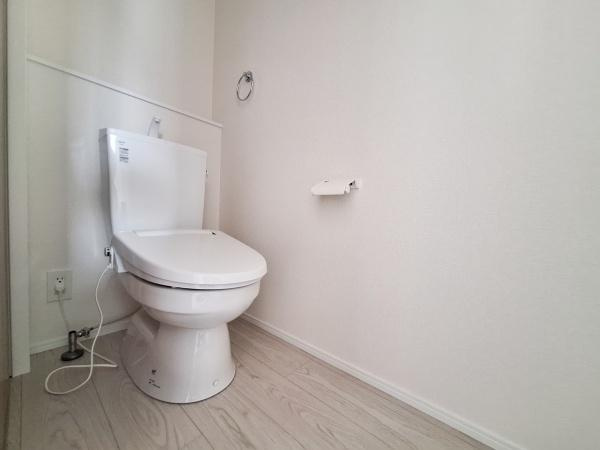 ふじが丘東3丁目2期1号棟のトイレ|シンプルで清潔感のあるトイレです。壁や床も明るめのカラーで開放感があります。ウォシュレット機能付きで快適にご使用いただけます。