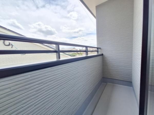 ふじが丘東3丁目2期1号棟のバルコニー|開放感のあるバルコニーは気軽に外の空気を楽しめます。すっきりとしたデザインで手入れもしやすい造りです。周囲の景色を眺められる位置にありますので毎日の気分転換にも活用いただけます。