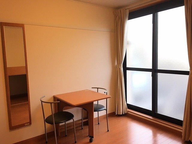 レオパレスフローラル北美町の居間・リビング