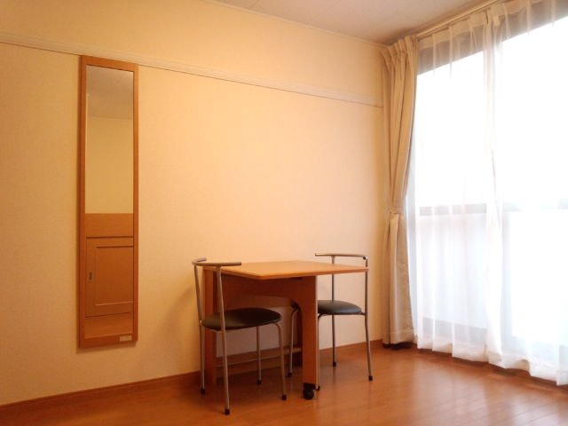 レオパレスフローラル北美町の居間・リビング