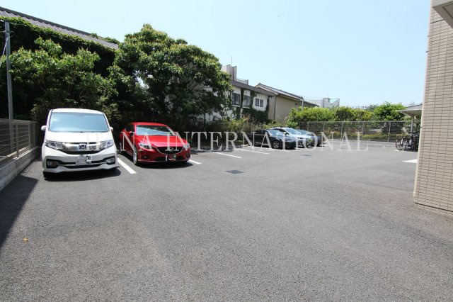 クレアガーデンの駐車場