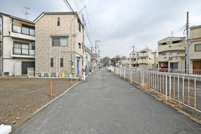 ファーストタウン東難波町3丁目新築一戸建て│4LDＫ+駐車2台可の前面道路含む現地写真|前面道路は東側に約18.1ｍ幅です。一方通行の為、駐車の際も安心です。