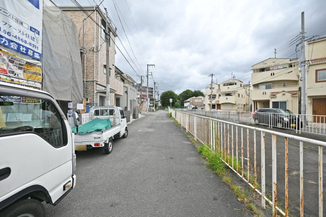 ファーストタウン東難波町3丁目新築一戸建て│4LDＫ+駐車2台可の前面道路含む現地写真|前面道路は東側に約18.1ｍ幅です。一方通行の為、駐車の際も安心です。