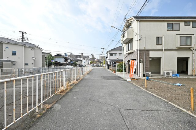 ファーストタウン東難波町3丁目新築一戸建て│4LDＫ+駐車2台可の前面道路含む現地写真|前面道路は東側に約18.1ｍ幅です。一方通行の為、駐車の際も安心です。