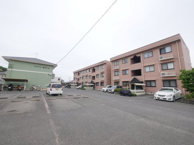 シャルマン竜之口Cの駐車場