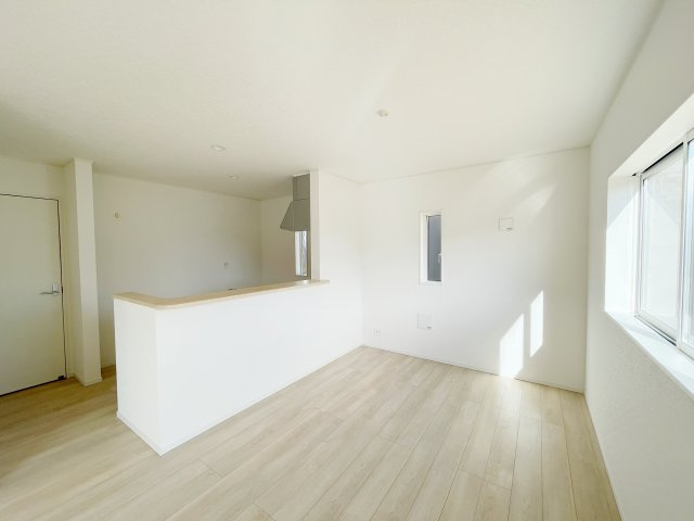 想定年間賃料111.6万　想定利回り5.64％　木造戸建の居間・リビング