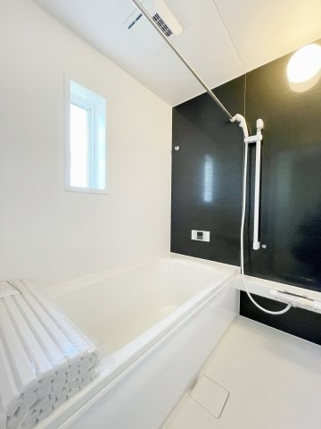 想定年間賃料111.6万　想定利回り5.64％　木造戸建の浴室