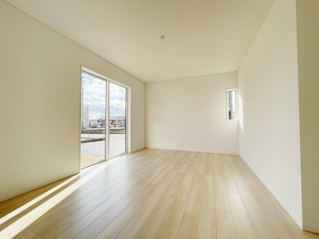 想定年間賃料111.6万　想定利回り5.64％　木造戸建の洋室