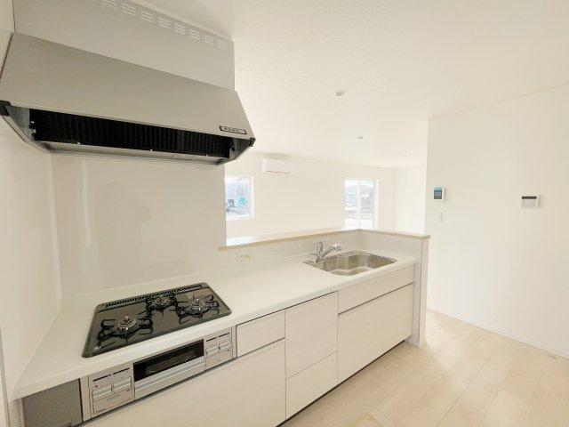 想定年間賃料111.6万　想定利回り5.64％　木造戸建のキッチン