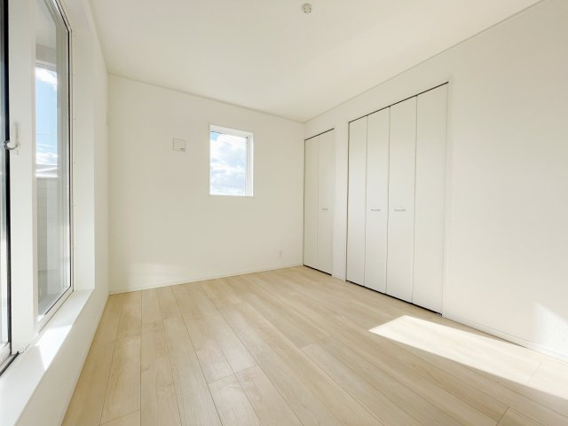 想定年間賃料111.6万　想定利回り5.64％　木造戸建の洋室