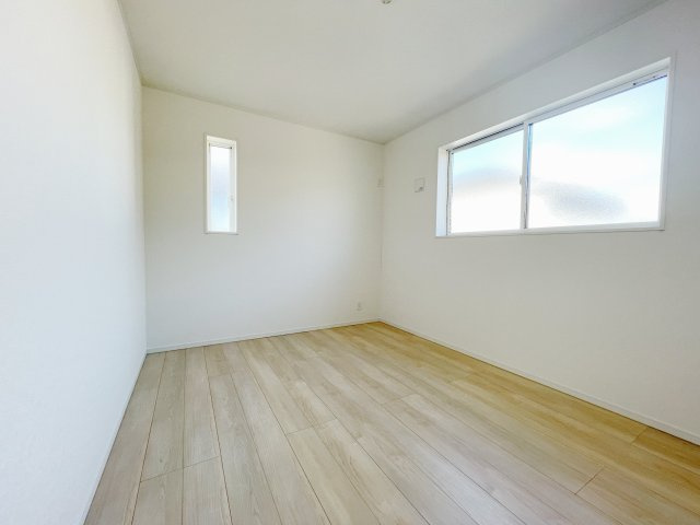 想定年間賃料111.6万　想定利回り5.64％　木造戸建の洋室